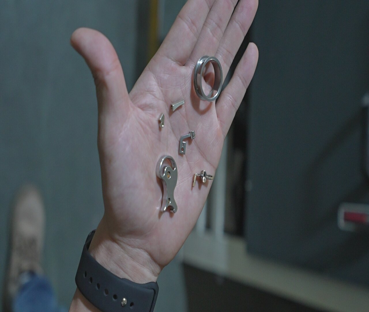 Une machine de finition avec la porte de procédé ouverte, montrant la chambre de travail